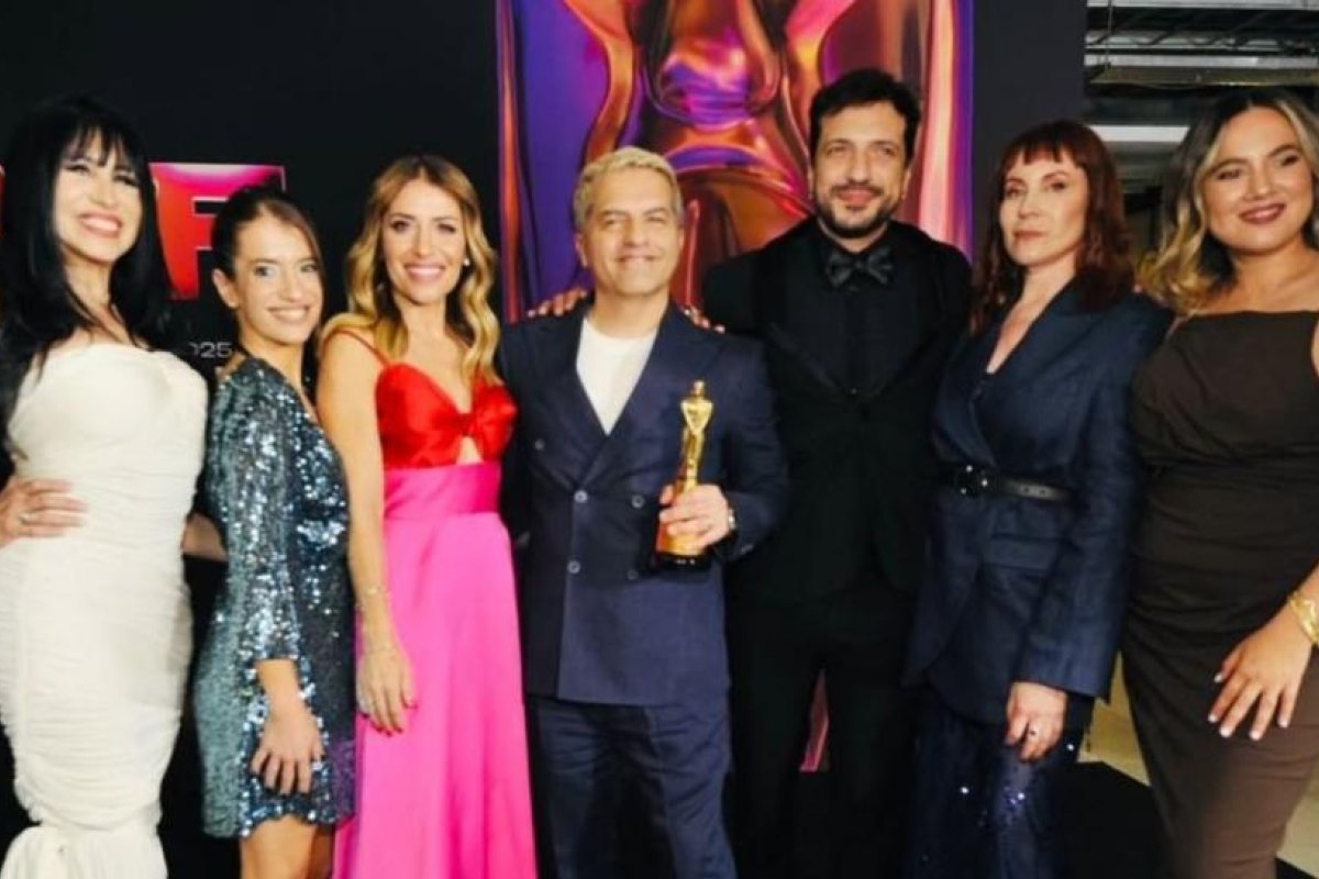 Ángel de Brito y las angelitas critican video institucional de América TV