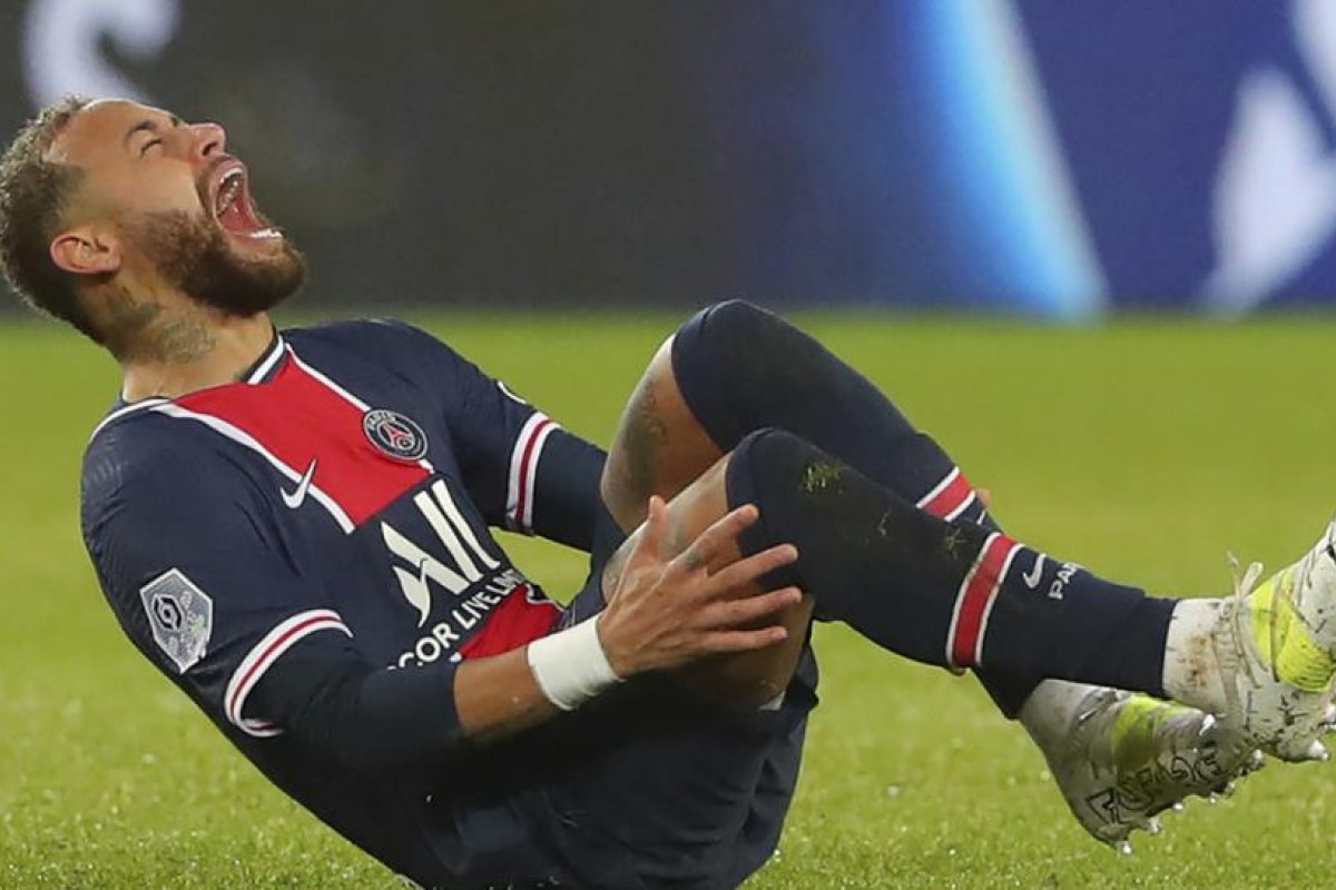 Neymar abandona la cancha en camilla y llorando tras sufrir una lesión en el partido entre el PSG y Lyon