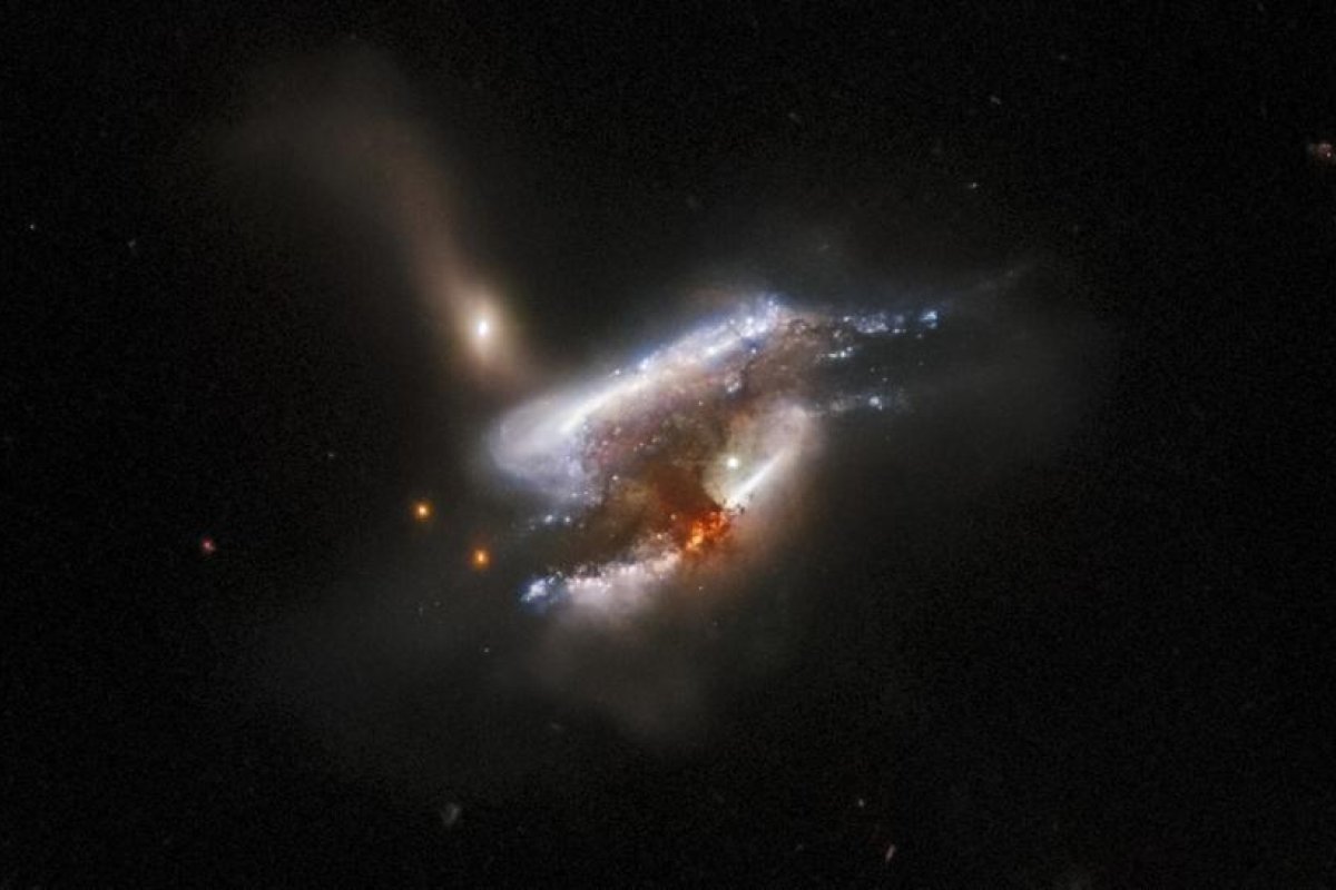 3 galaxias colisionan y se fusionan entre sí en una nueva imagen captada por el telescopio Hubble