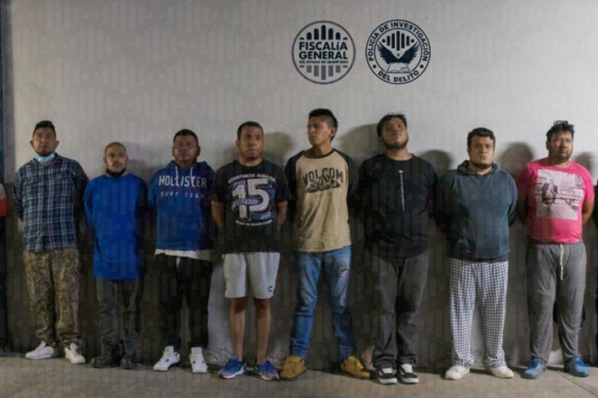 Detienen a 10 hombres por su presunta relación con los enfrentamientos entre las barras de los equipos de fútbol Querétaro y Atlas en México