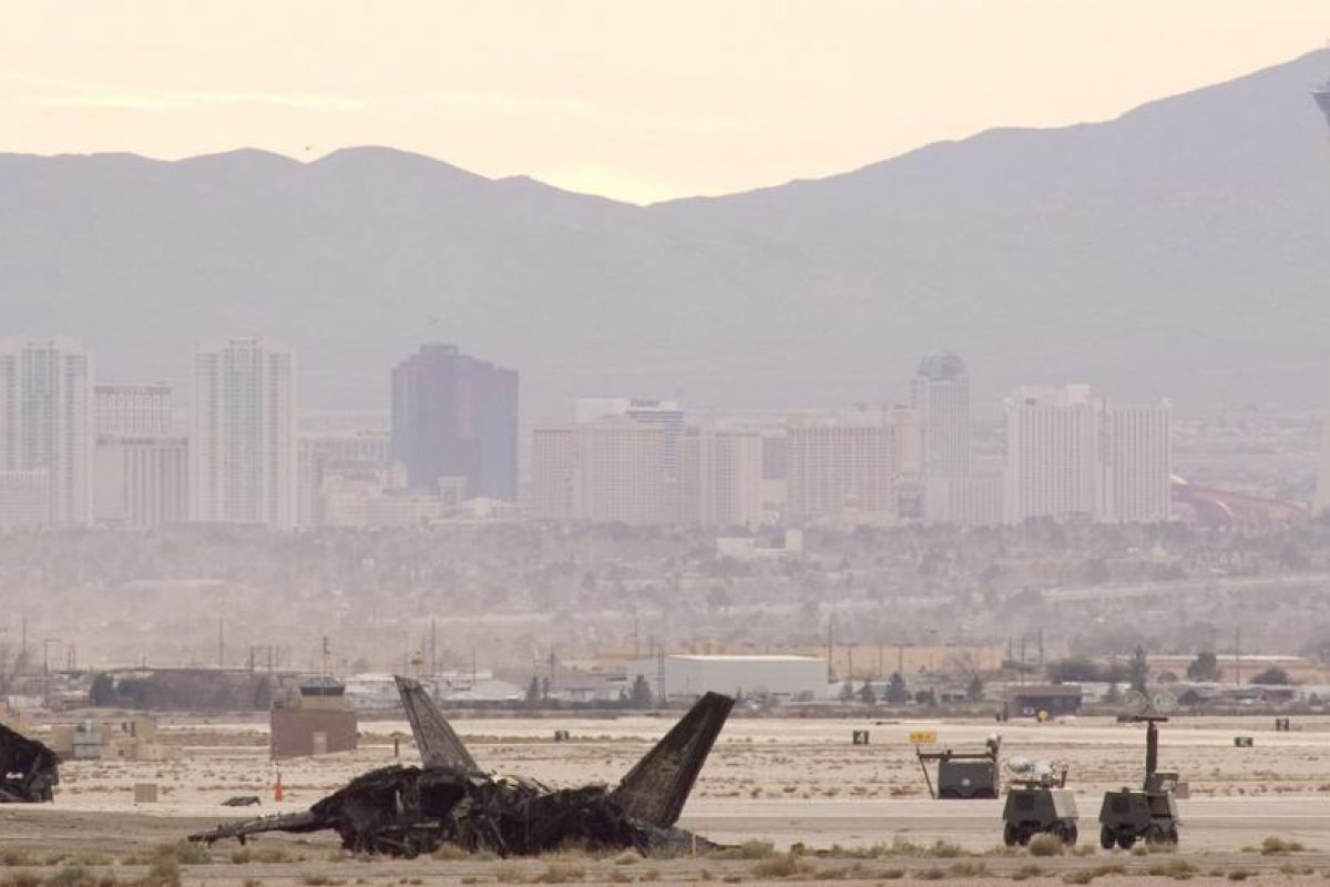 EE.UU.: Un avión militar se estrella cerca de una base en Nevada (VIDEOS)