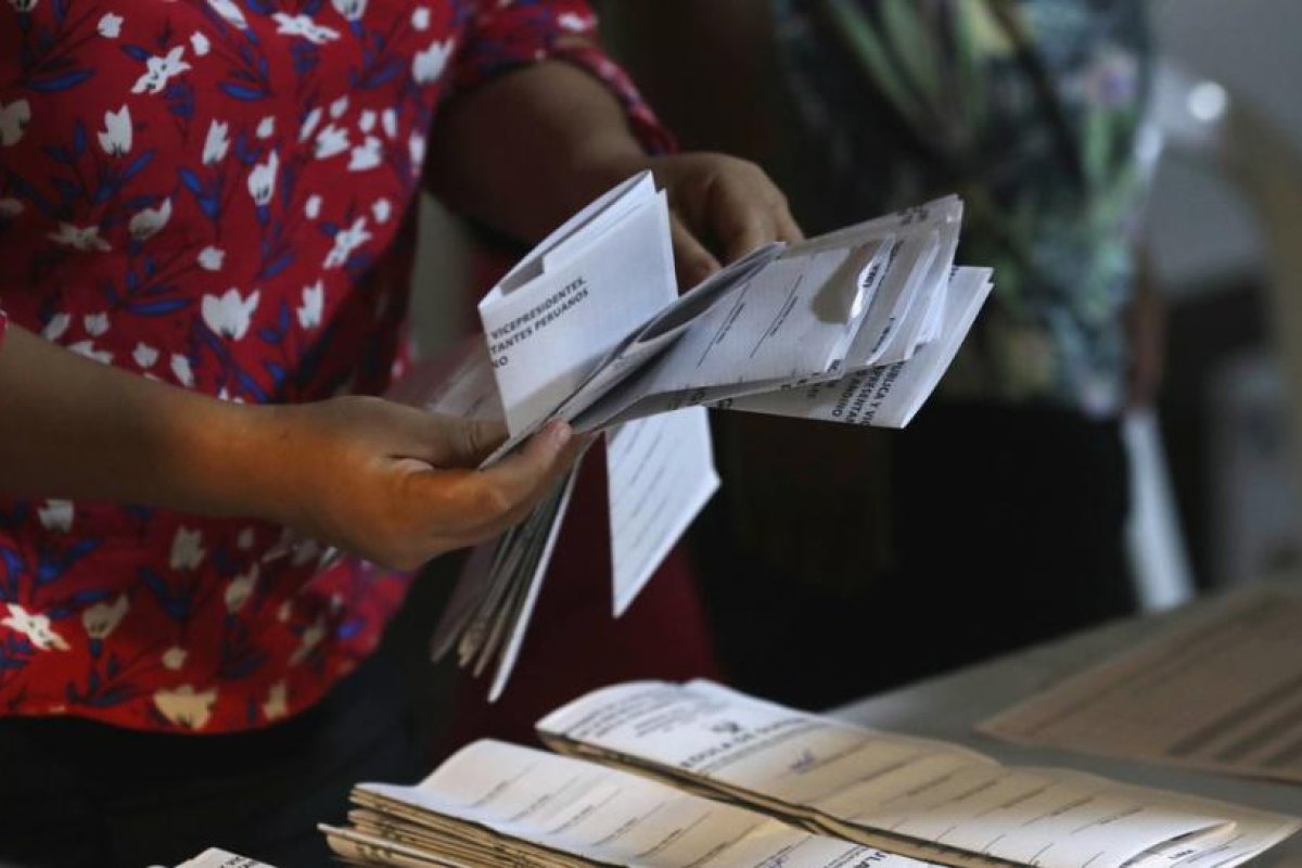 Los competidores para la segunda vuelta en Perú se conocerán en mayo, indica el Jurado Nacional de Elecciones