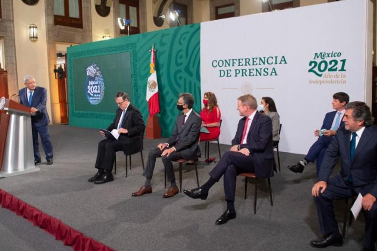 López Obrador firma un contrato para la adquisición de los vagones del Tren Maya