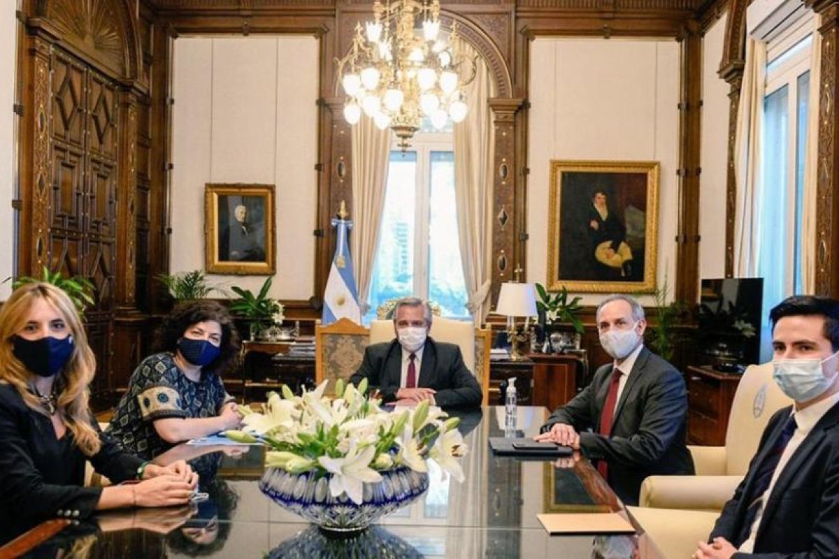 Argentina tiene contratos con cinco laboratorios y acerca posiciones con CanSino