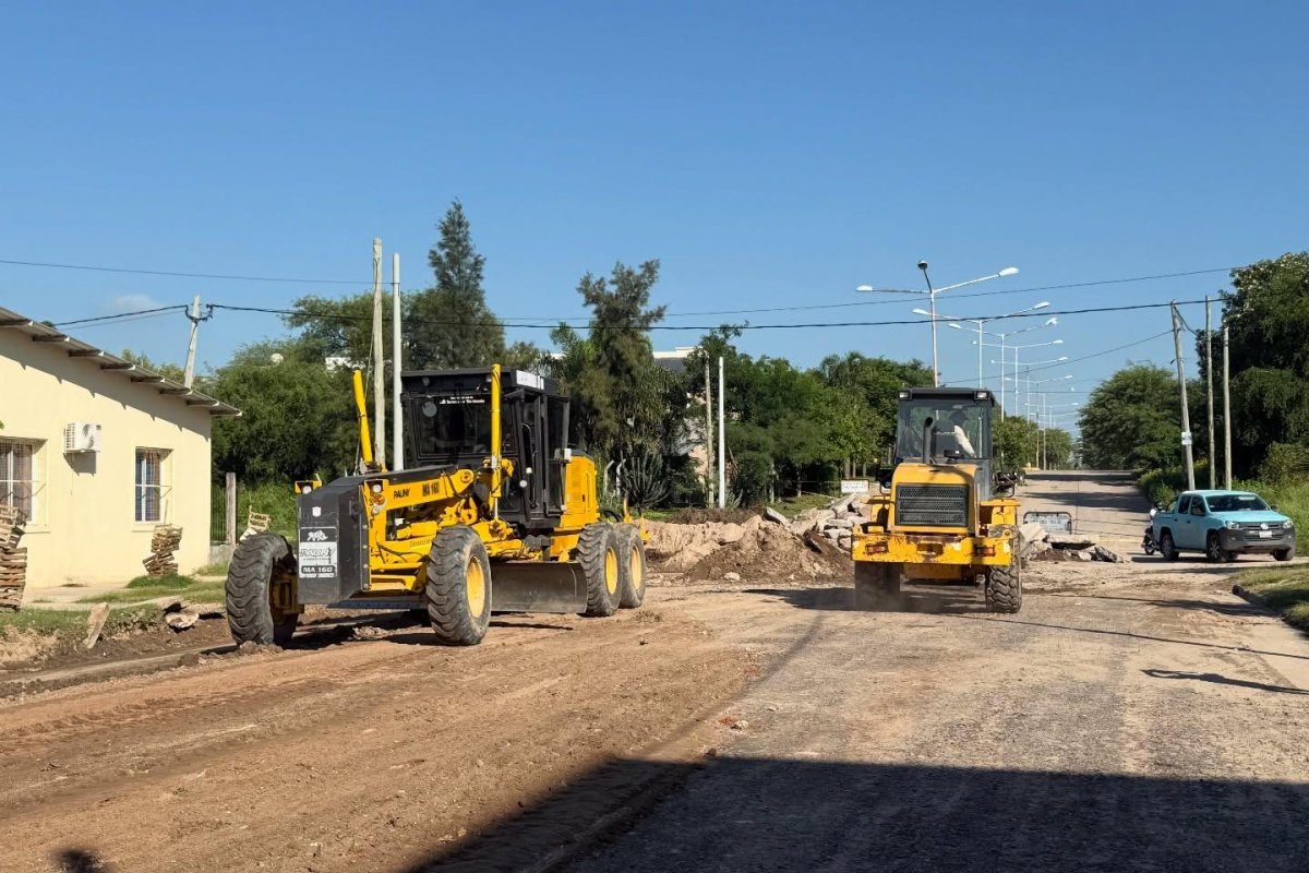 Sector el Alto: Avance en el nivelado de calles en Las Termas de Río Hondo