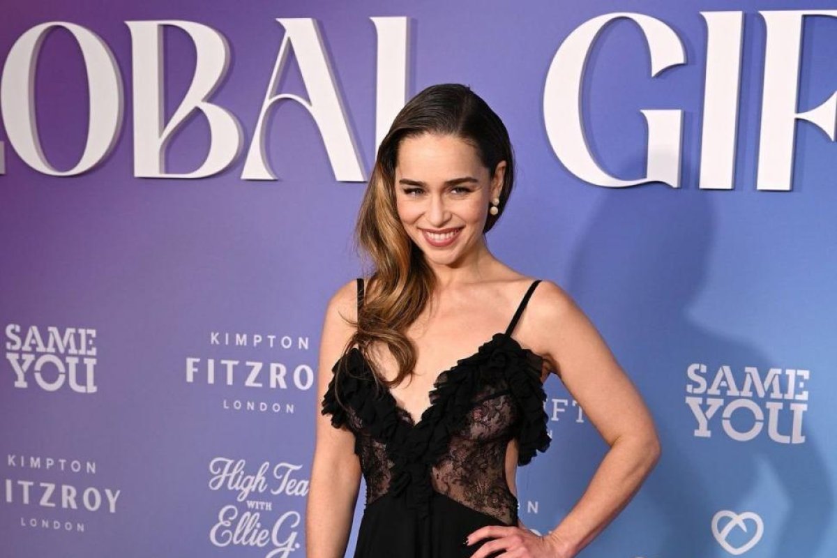 Emilia Clarke sufre lesión costal durante filmación de PONIES en Peacock