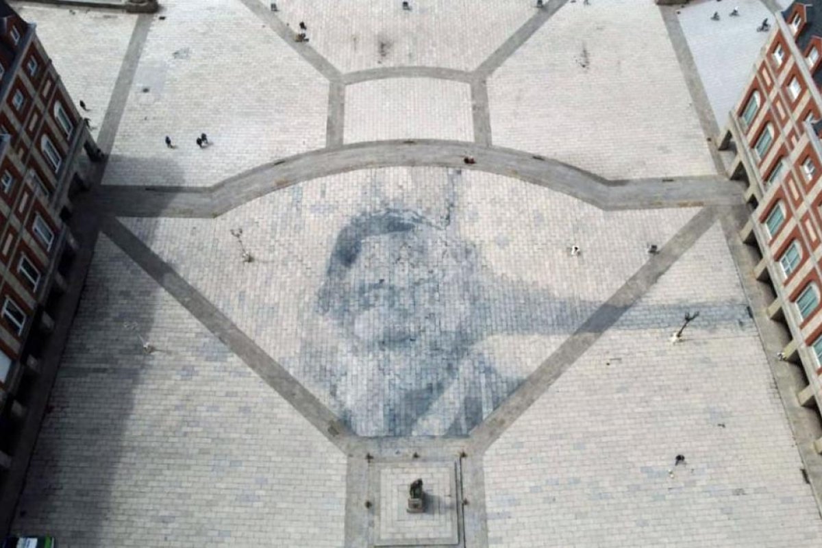 Mar del Plata: quisieron sacar el retrato de Néstor Kirchner y dañaron aún más la Rambla