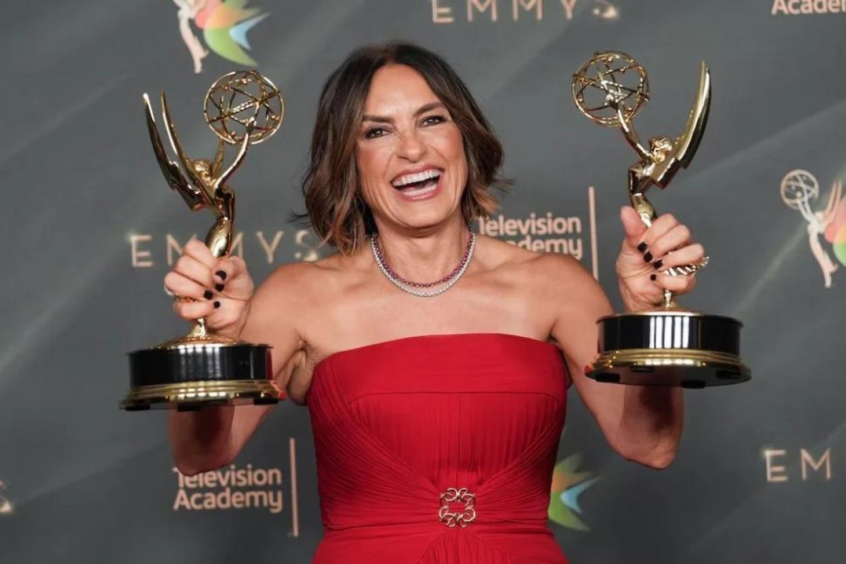 Matthew Rhys y Widow's Bay triunfan en los Premios Emmy 2026