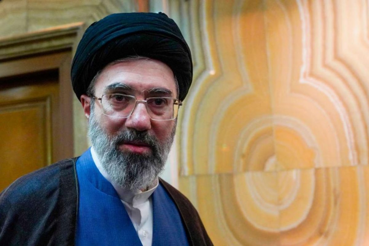 Estados Unidos Asegura que Líder Supremo de Irán Está Herido y Oculto