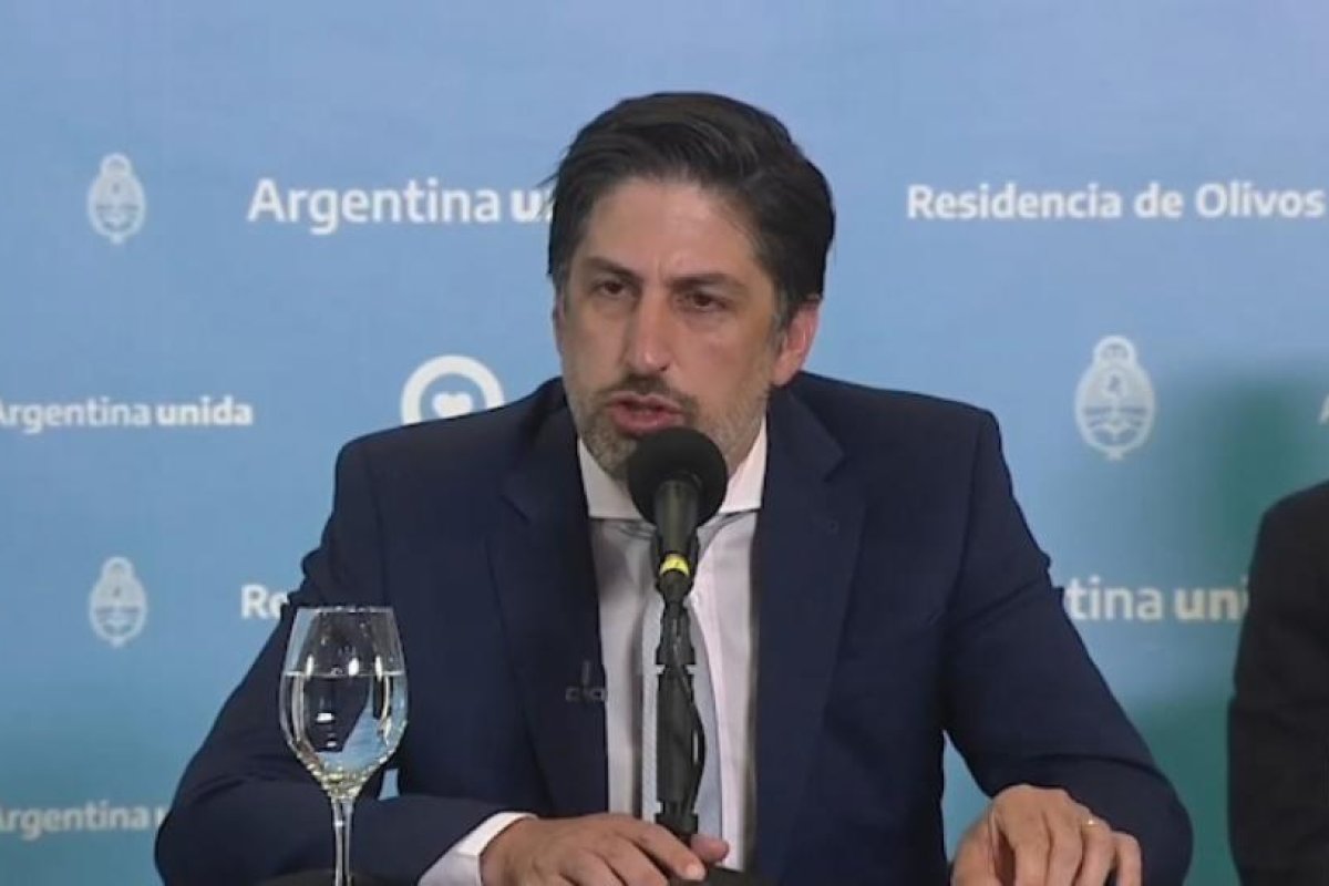 Trotta aseguró que la vuelta a presencialidad será "respetando los marcos epidemiológicos aprobados"