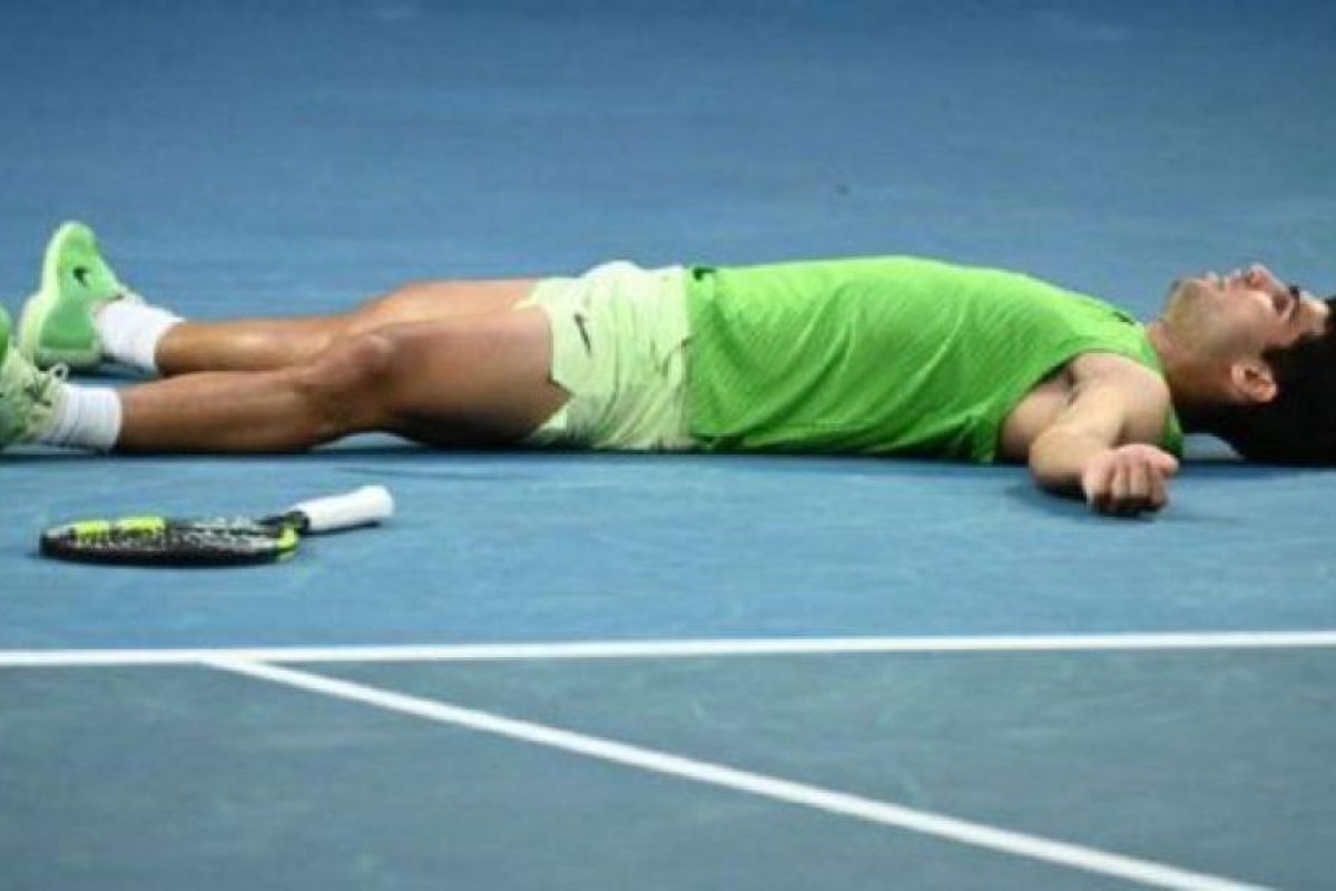 Carlos Alcaraz y Alexander Zverev protagonizan maratónica semifinal en Australia