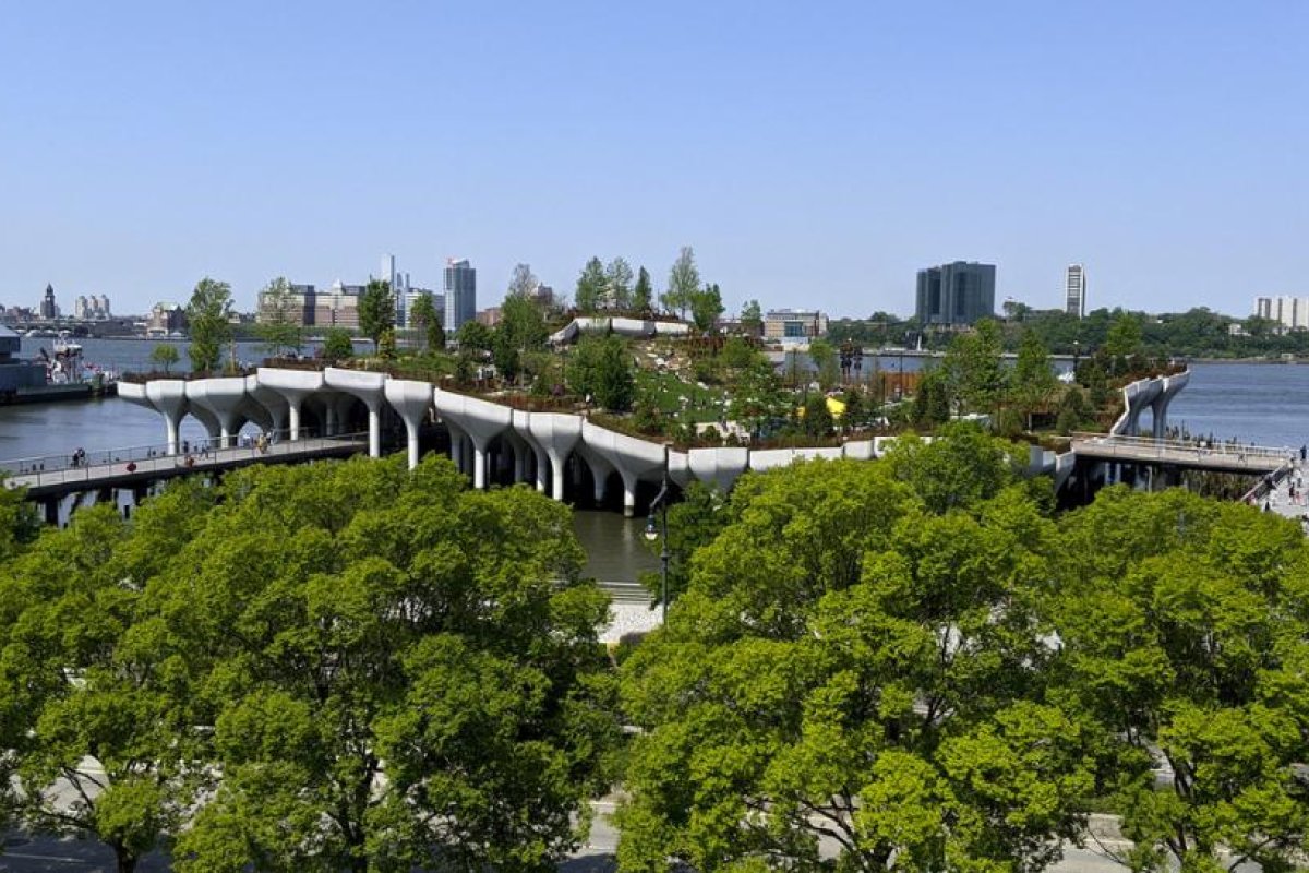 Inauguran en Nueva York un parque 'flotante' con 350 tipos de flores, árboles y arbustos (FOTOS)