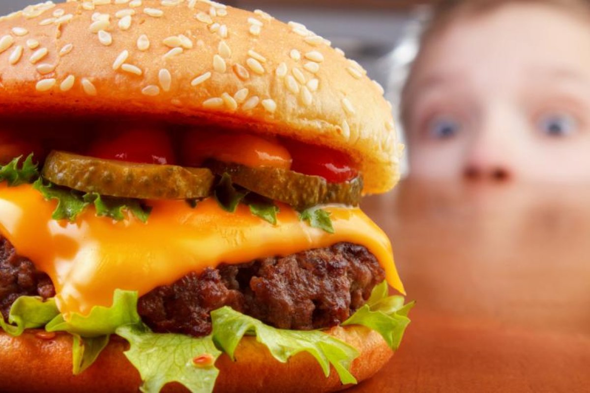 España prohibirá que 'influencers' y famosos promocionen alimentos poco saludables para los niños