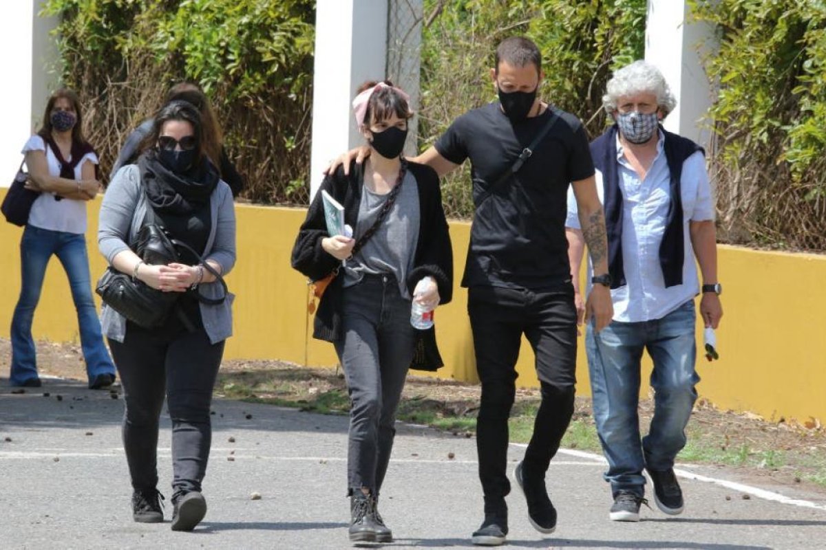 Acompañada por Nicolás Vázquez y amigos, Gimena Accardi despidió a su padre, Hugo