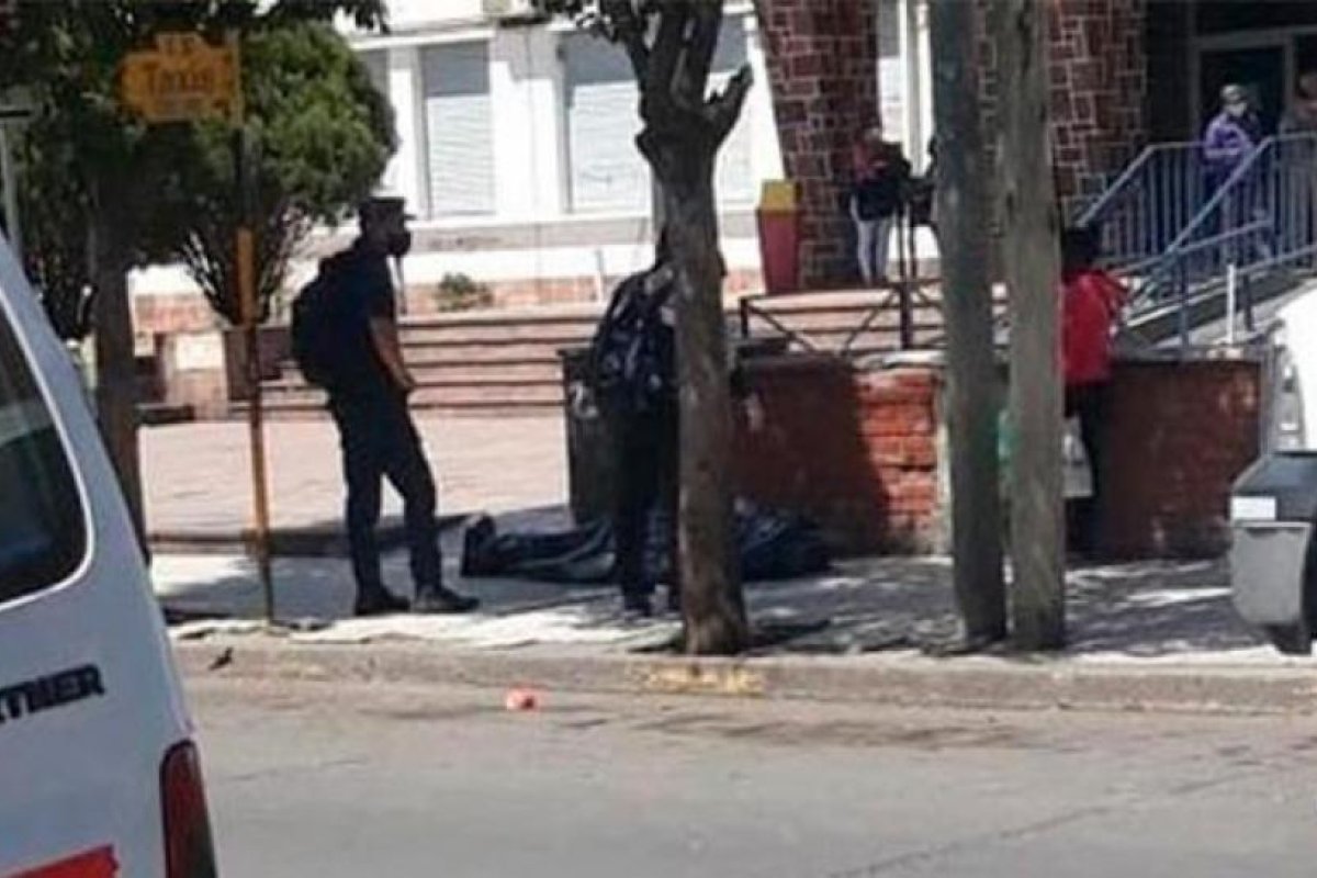 Un hombre murió en la puerta de un hospital de Salta