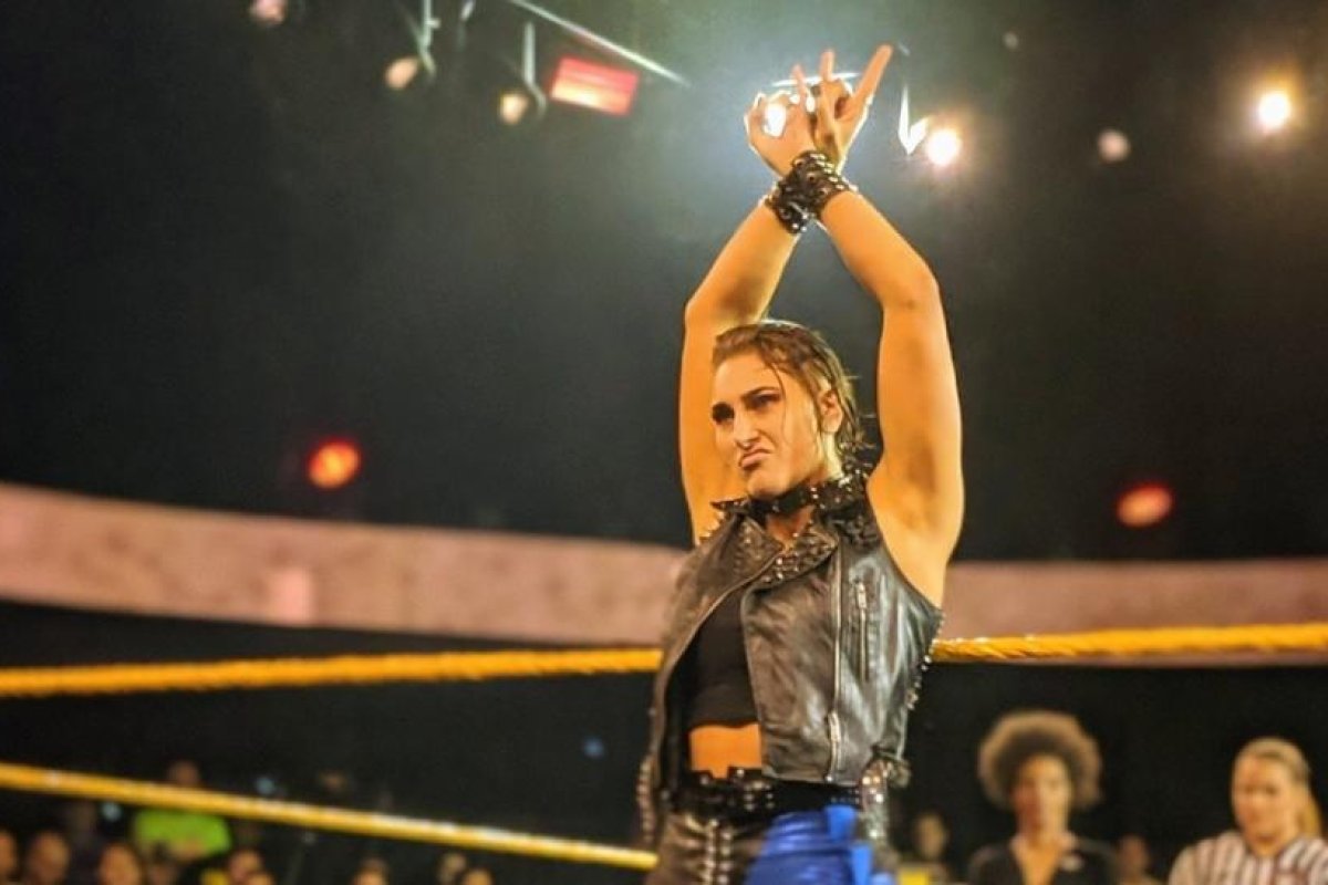 5 pendientes arrancados y trozos de oreja removidos: las duras consecuencias del acalorado combate de la luchadora Rhea Ripley por el título de NXT