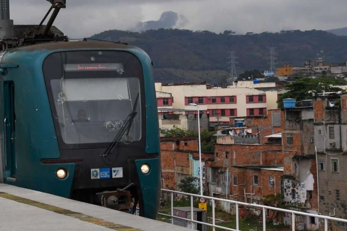 Al menos 10 bandidos armados secuestran un tren en Río de Janeiro para escapar de una operación policial contra el narcotráfico