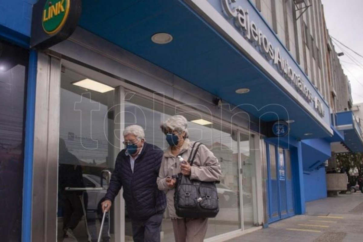 Cobran los jubilados y pensionados con ingresos de hasta $ 21.393 y DNI terminado en 7 y 8