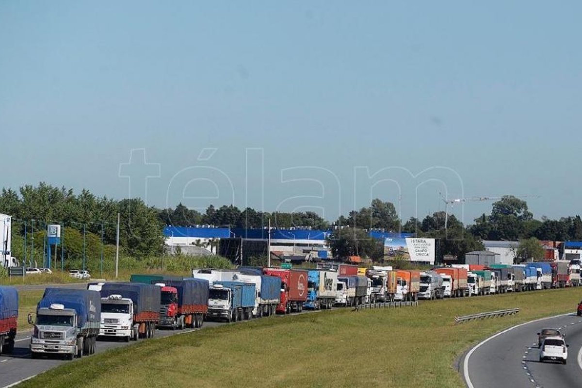 Los transportistas levantan el reclamo en autopistas pero sigue en otras rutas