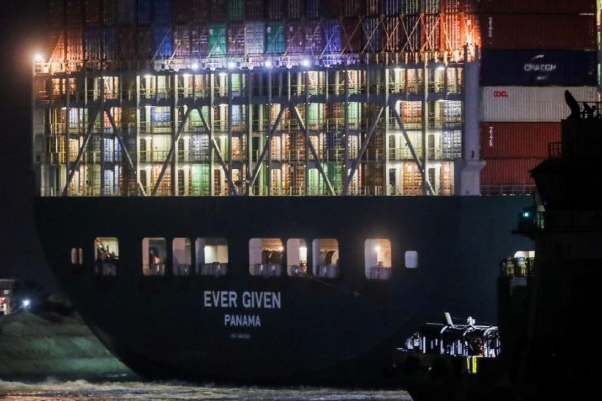 Varios barcos empiezan a desviarse hacia rutas alternativas en lugar de esperar a que se desbloquee el Canal de Suez