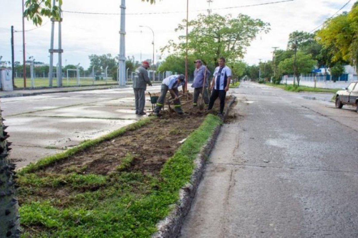 Tareas de embellecimiento en diferentes espacio públicos de Las Termas de Río Hondo