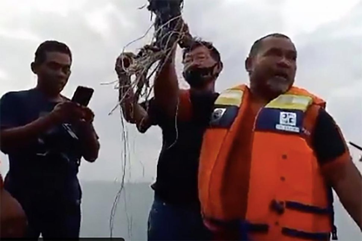 Indonesia: hallan en el agua ropa y posibles restos del avión desaparecido