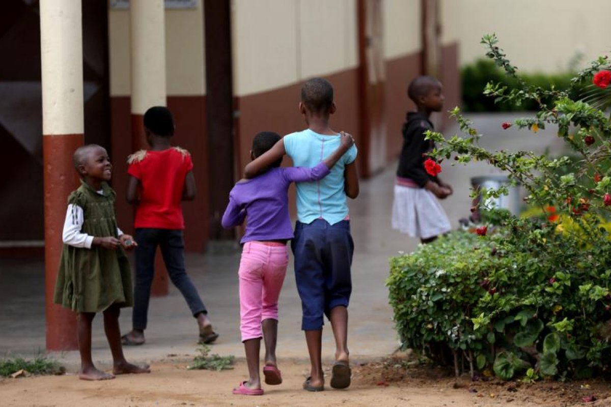Adopta a dos niños africanos y luego los abandona en una comisaría argentina "por razones personales"