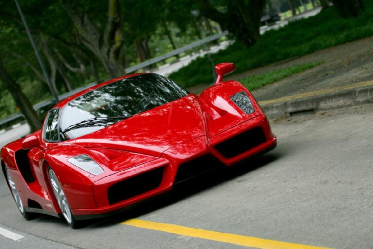Un hombre se estrella contra un árbol mientras conduce un Ferrari Enzo, que vale más de 2 millones de dólares