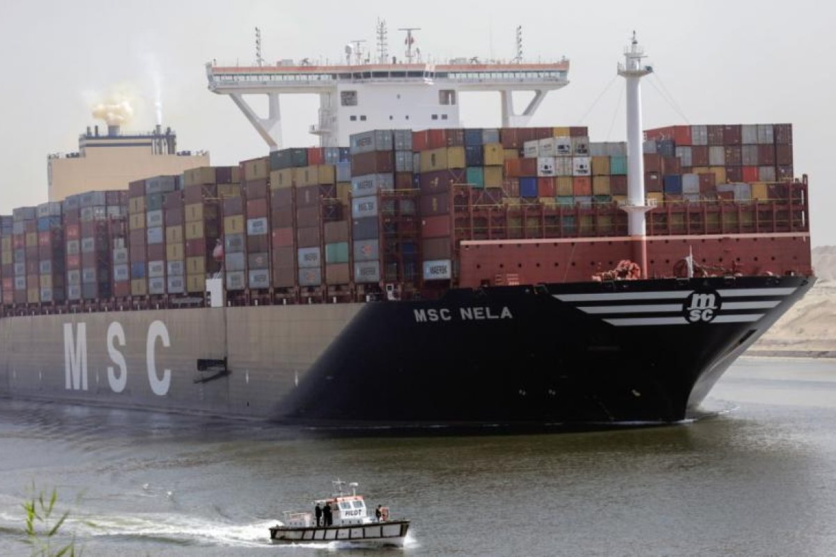 Un barco petrolero con problemas técnicos vuelve a ralentizar el tráfico por el canal de Suez