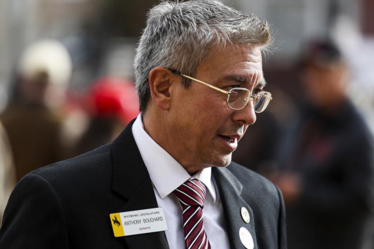 Un senador de EE.UU. que admitió haber embarazado a una chica de 14 años cuando tenía 18, compara su relación con Romeo y Julieta y provoca críticas