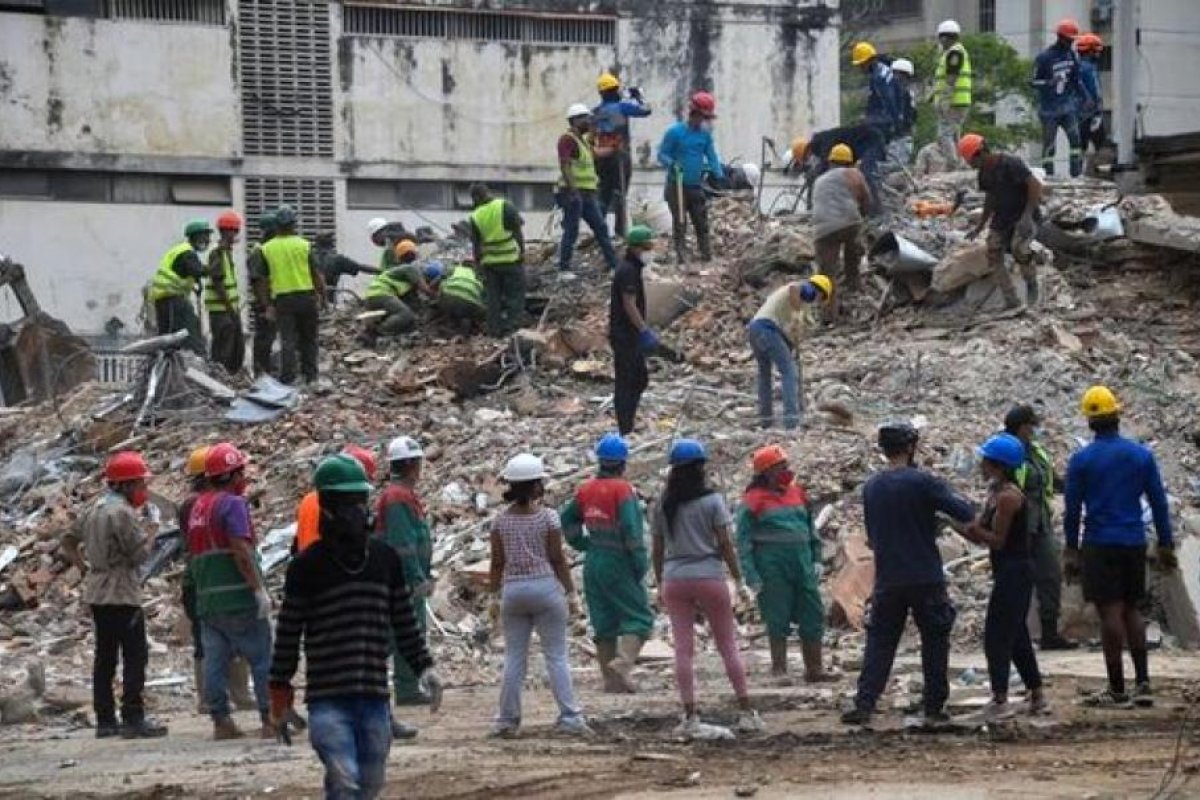 Rescatistas argentinos trabajan en derrumbe de edificio en Venezuela