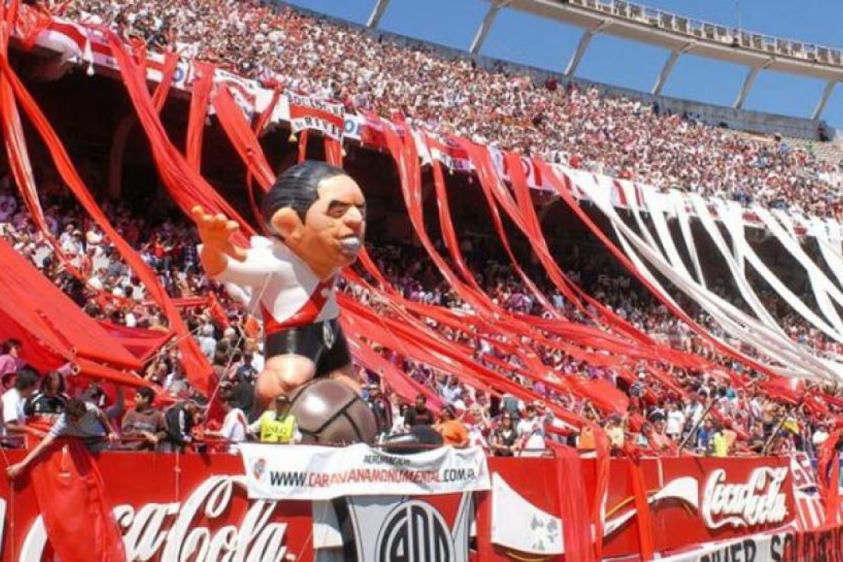 Día del hincha de River: los hinchas festejan acciones solidarias y un telón gigante