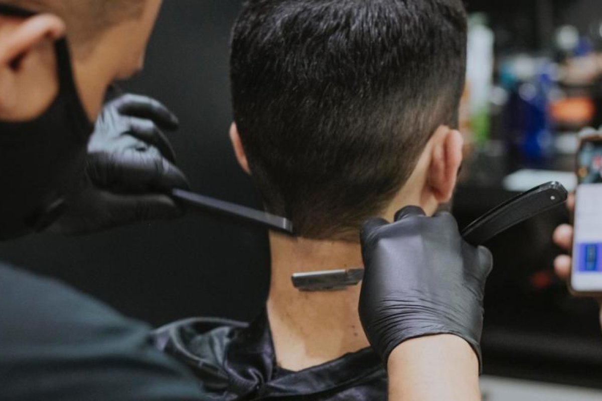 Un peluquero alemán subasta su primer corte de pelo tras el confinamiento (y la puja supera los 400 euros)