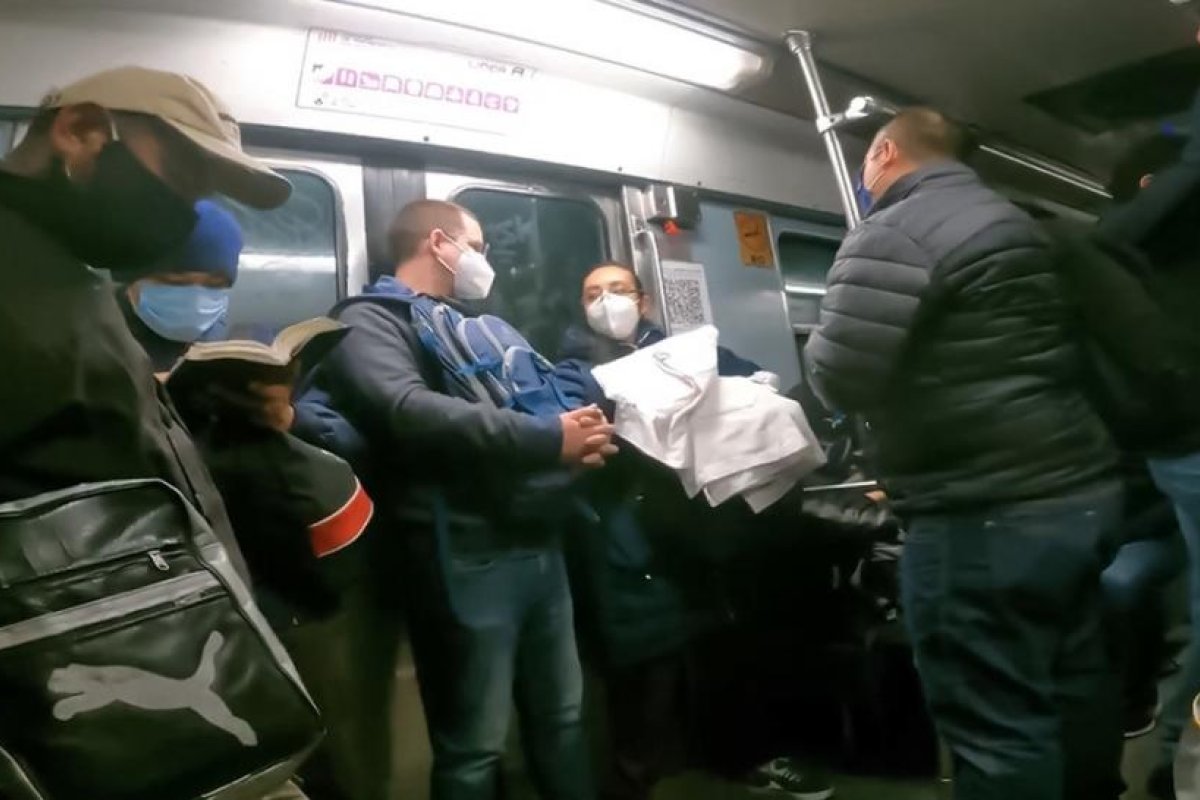 Por qué el excandidato presidencial Ricardo Anaya recibió burlas y críticas en redes por viajar en combi y metro en Ciudad de México