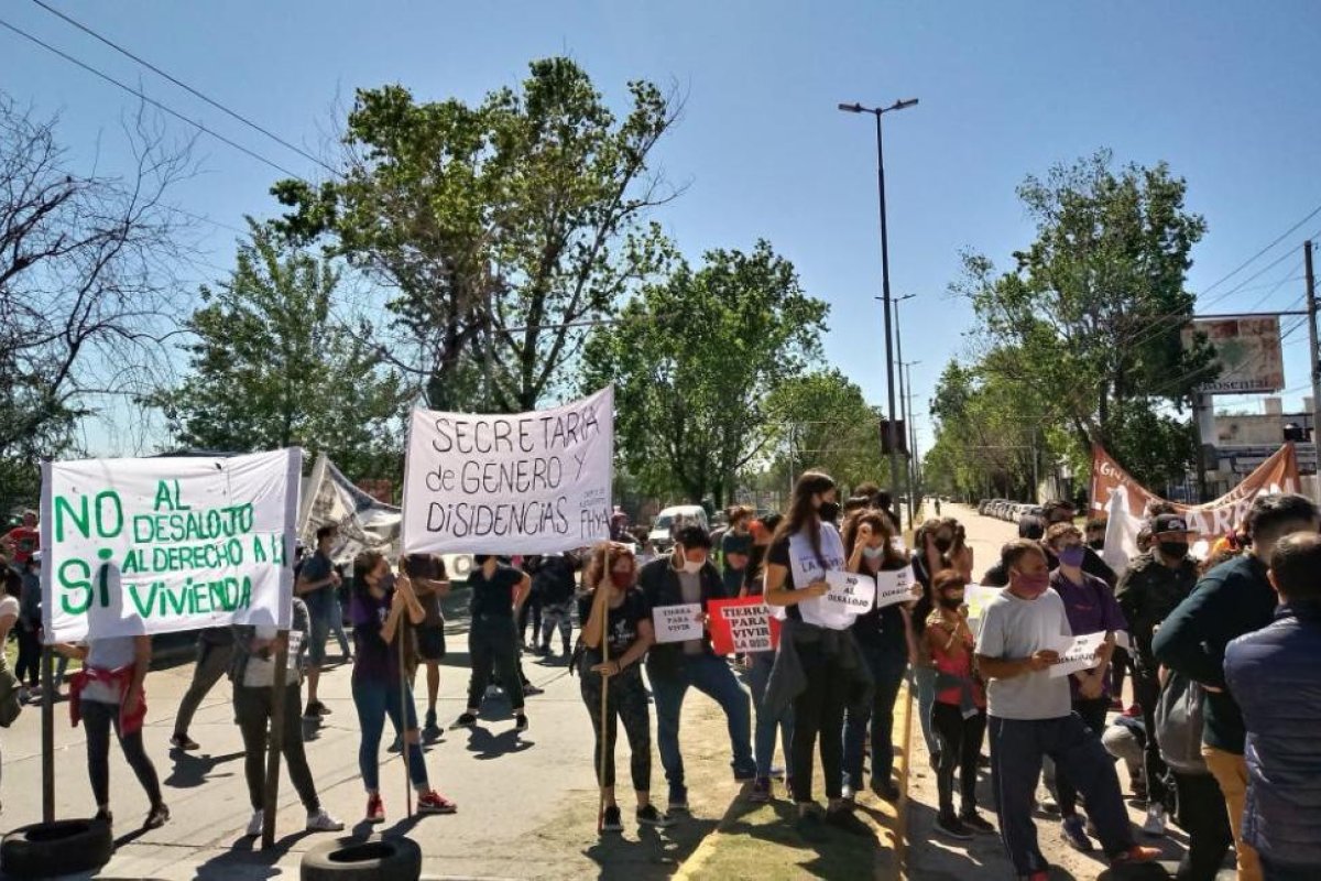 Rosario: para resistir el desalojo, los ocupantes de un predio hicieron un piquete en un acceso del Mercado de Concentración