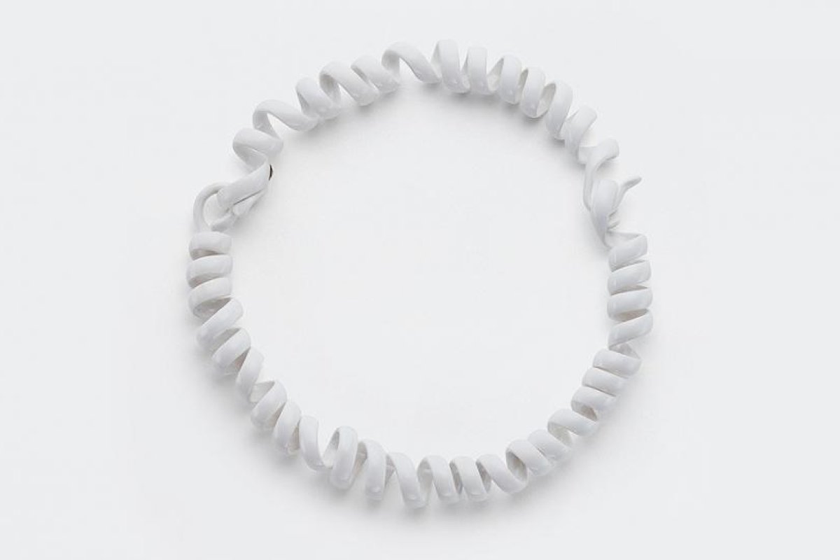Una casa de modas italiana vende un collar parecido a un cable telefónico por más de 2.000 dólares (y la Red estalla)