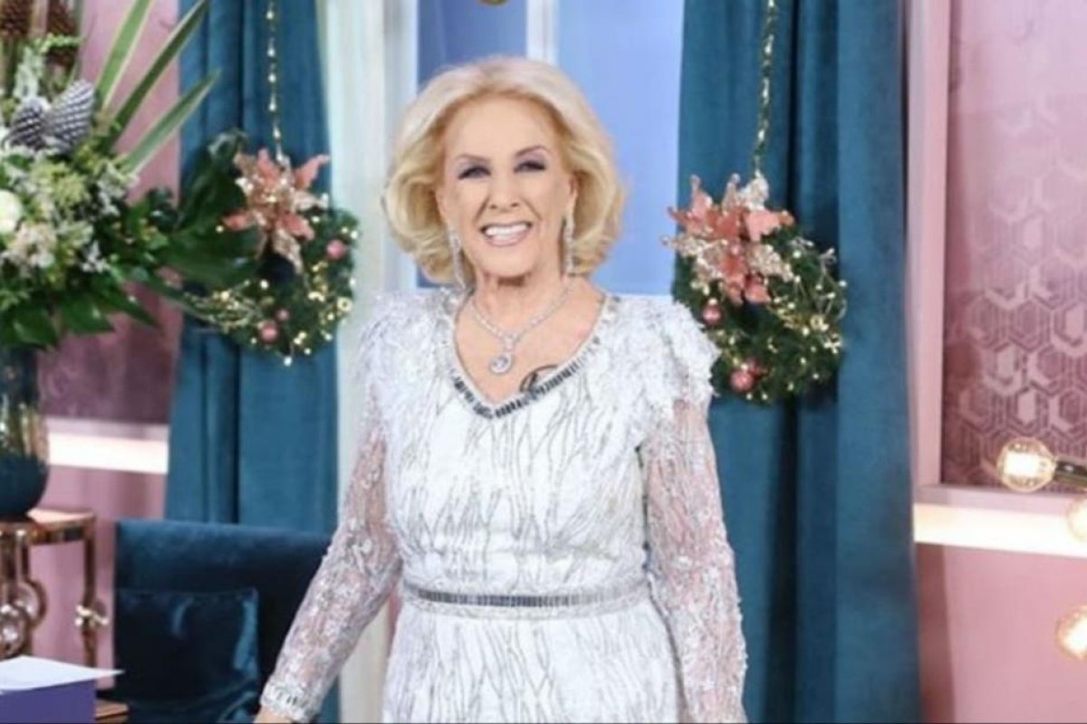 Mirtha Legrand reapareció con un vestido de gala y lo combinó con un elegante barbijo