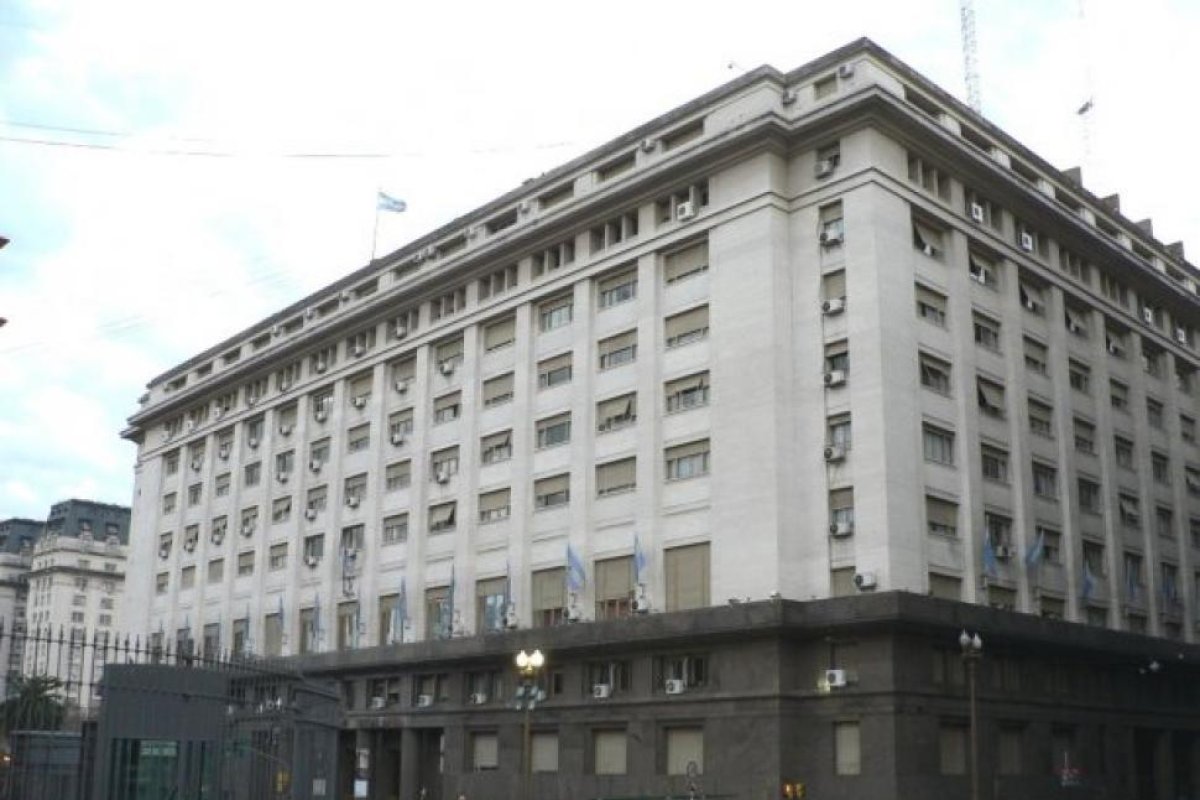 Gobierno presentará un "programa fiscal plurianual" para reducir el déficit y prepara ley impositiva