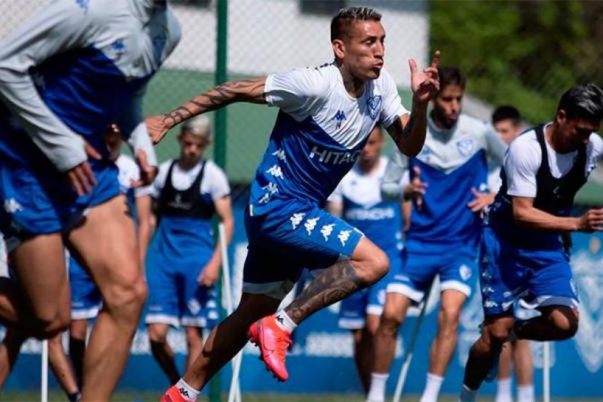 Centurión y otros jugadores de Vélez, denunciados por abuso sexual en una fiesta clandestina