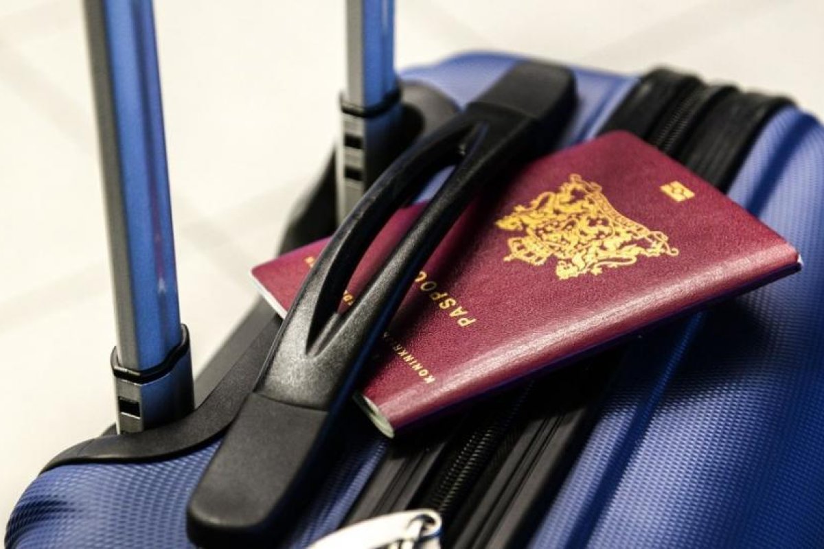 Turistas estadounidenses intentan llevarse 'de recuerdo' un proyectil sin explotar que hallaron en Israel y desatan el pánico en el aeropuerto