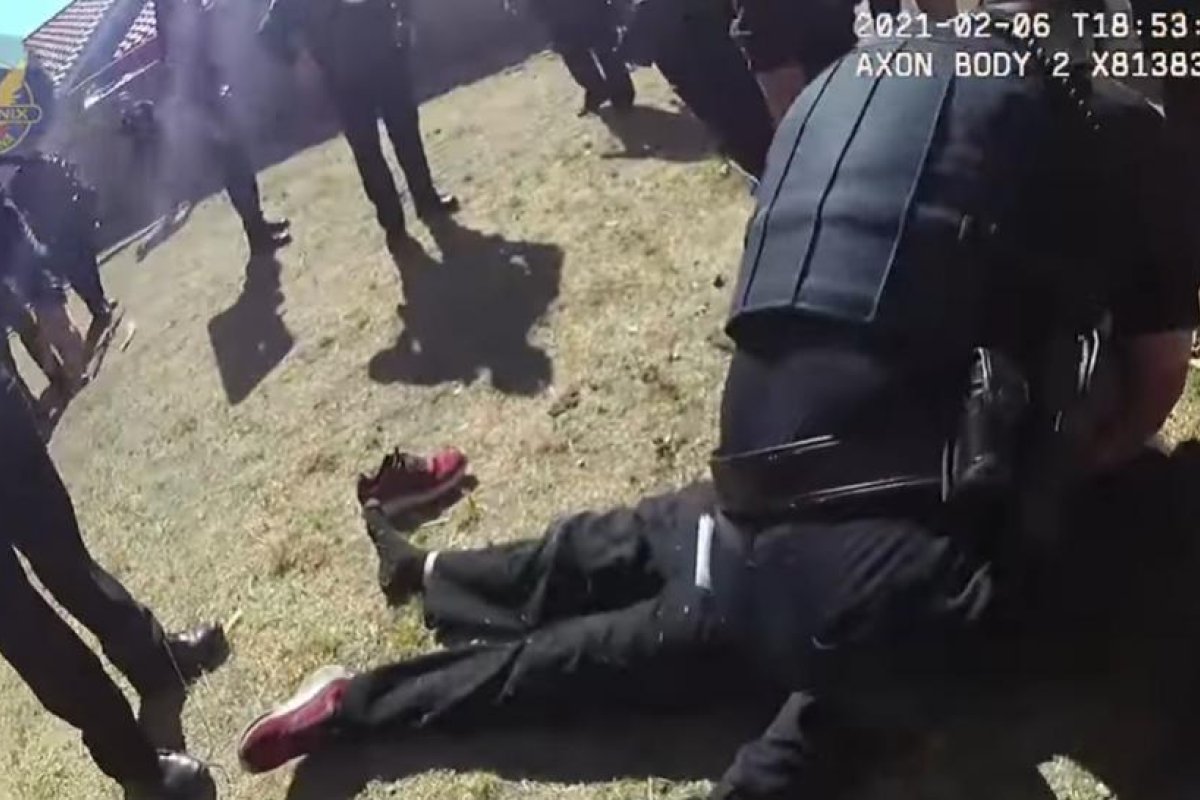 Un policía mata a un hombre que invadió la casa de una mujer y gritó que le dispararan en EE.UU.