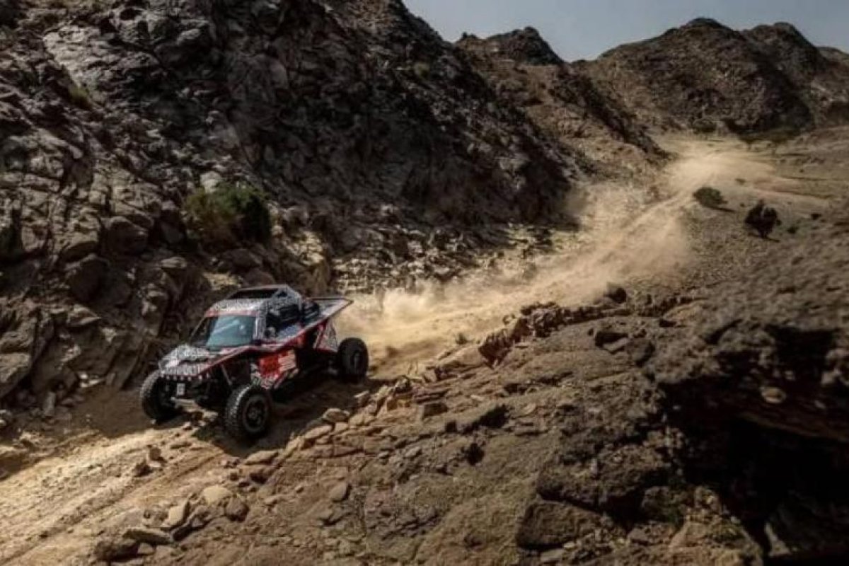 Augusto Sanz y Puck Klaassen triunfan en la tercera etapa del rally en Arabia Saudita