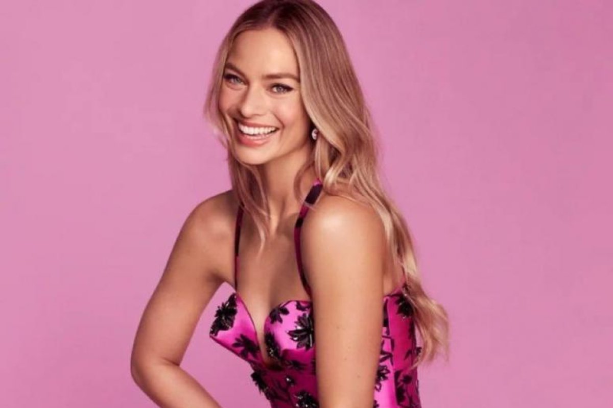 Margot Robbie Rinde Homenaje a Kate Bush Durante el Rodaje de Cumbres Borrascosas