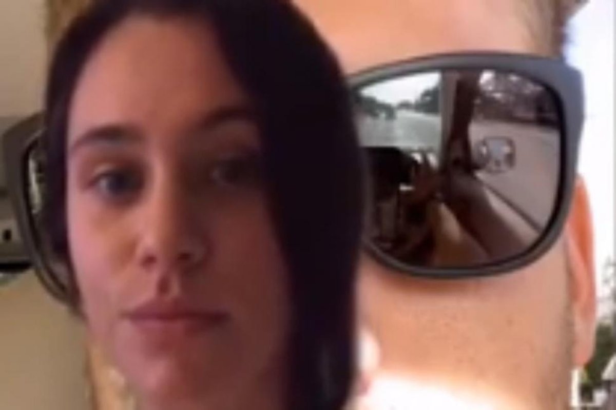 Una mujer descubrió que su novio le era infiel por un insólito detalle en una selfie casual