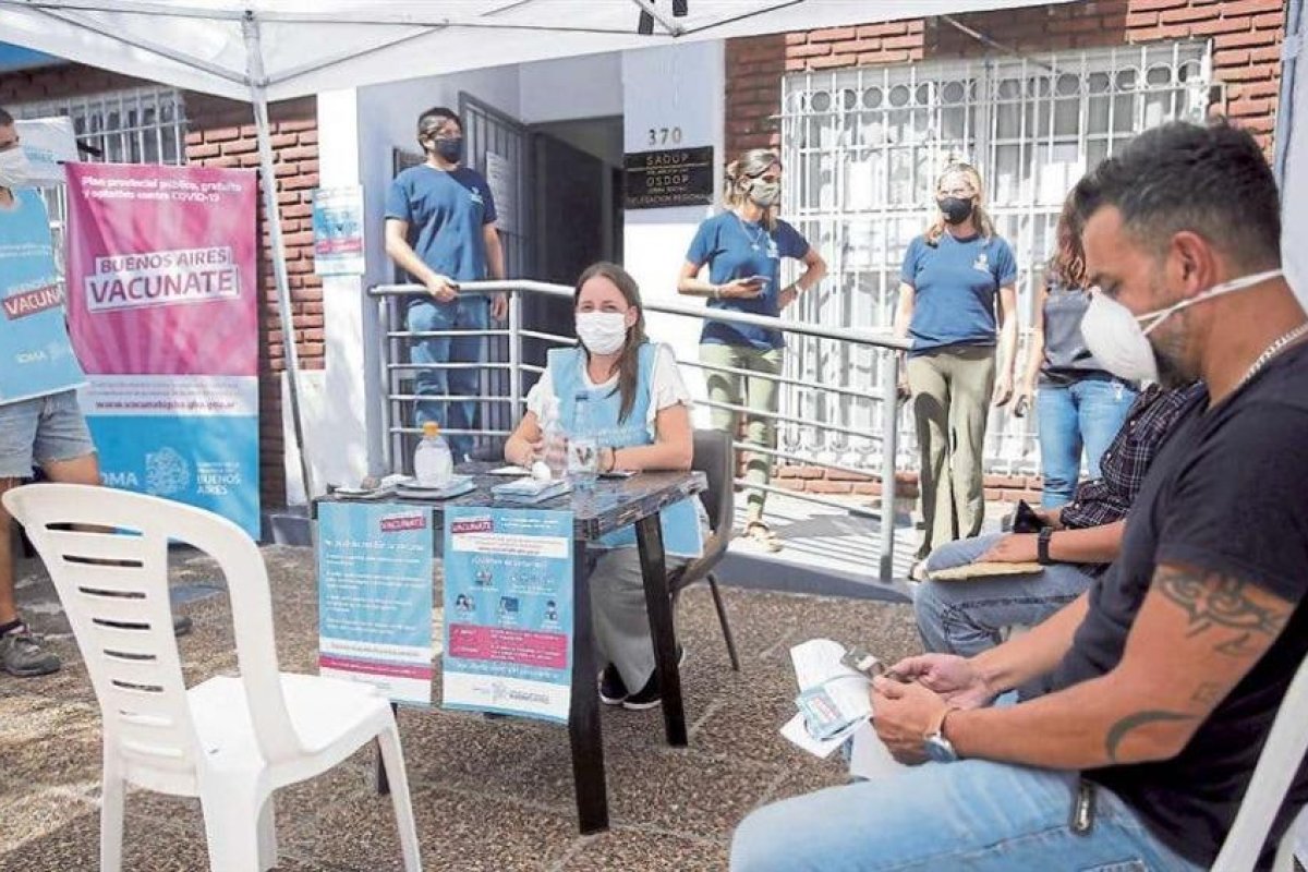 Acomodo, robo y compra, las variantes para conseguir vacunas en las sombras