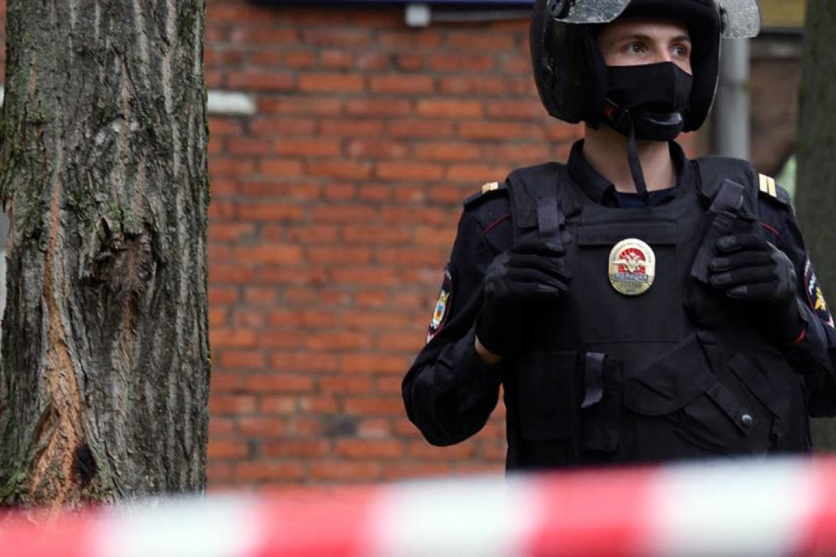 Un adolescente que disparó a sus padres y acuchilló a su sobrina de 6 años es detenido por intento de asesinato en San Petersburgo