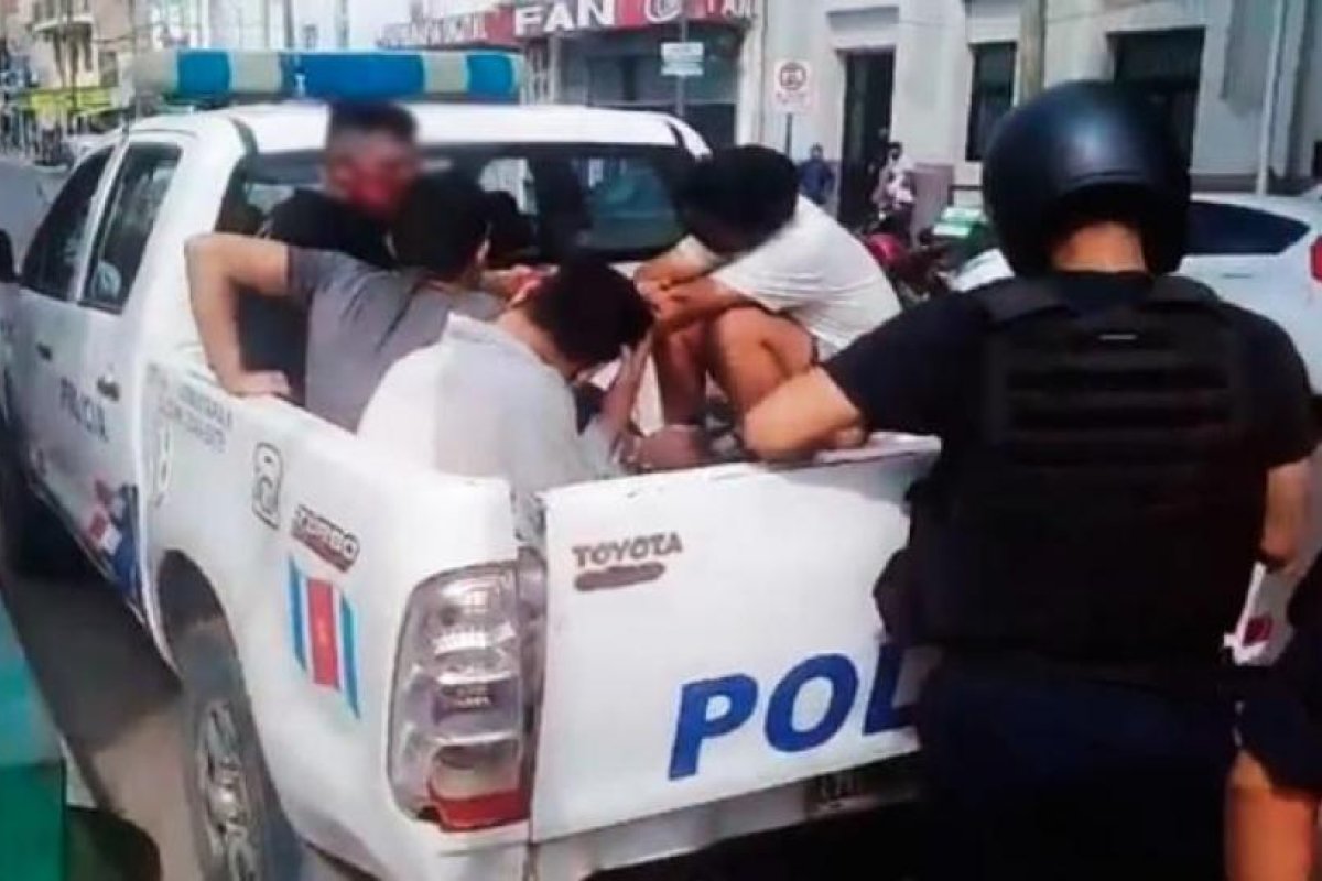 Descubren una fiesta clandestina por una joven que se desnudaba en el balcón