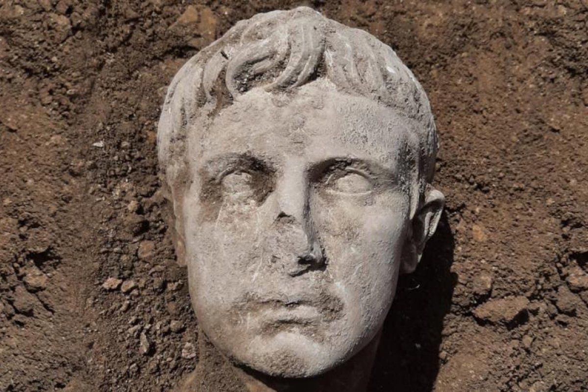 FOTOS: Hallan en Italia la cabeza de una estatua romana del emperador Augusto