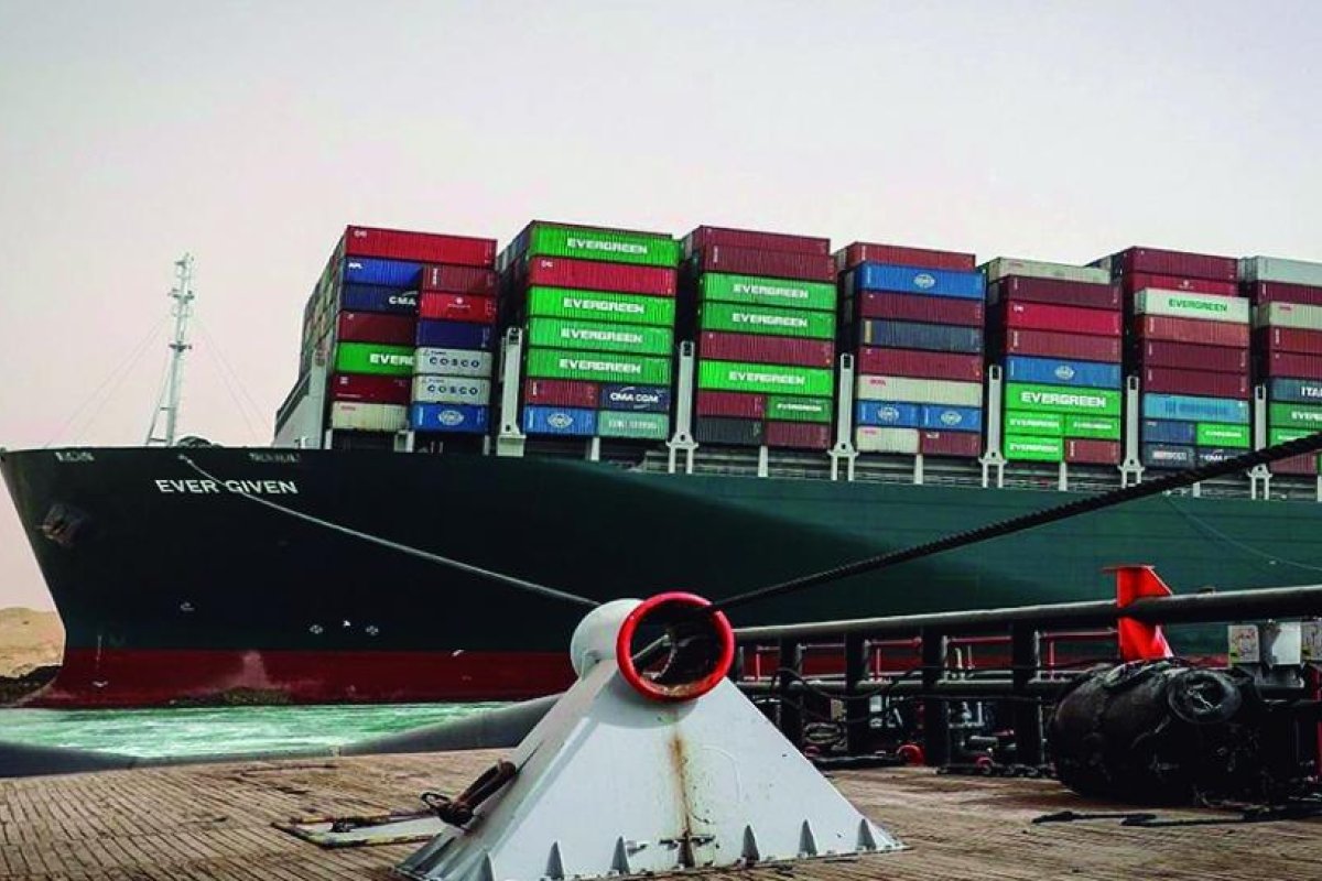 Desencallaron el buque y se reanudó la navegación por el Canal de Suez