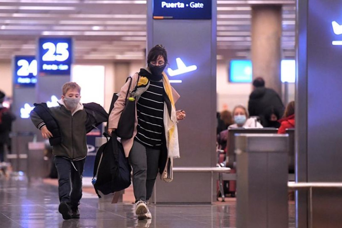 Habilitan aeropuertos y terminales para el ingreso de turistas de países limítrofes